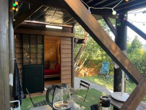 Balkón nebo terasa v ubytování Les lucioles cabane chalet avec Jacuzzi privatif