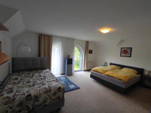 a bedroom with two beds and a window at FeWo Oberhof - Tiefgarage und Parkplatz inklusive in Oberhof