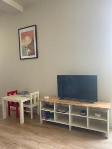 TV a/nebo společenská místnost v ubytování Les goélands
