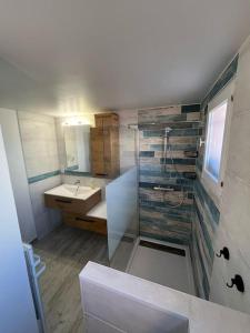 Koupelna v ubytování Maison de charme en bord de mer + 11 fotografií