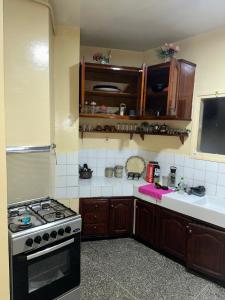 una cucina con fornelli e lavello di Chambre cosy au cœur de Rabat a Rabat