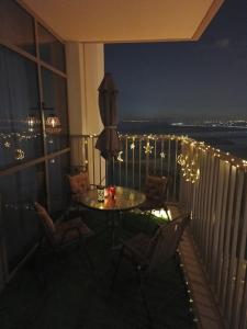 Balkoni atau teres di Upscale 2BR apartment with a complete view of the sea on Al Reem Island