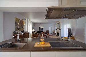 Una cocina con una encimera con naranjas en una tabla de cortar. en Luna Bay, en Amarinto