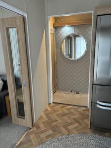 bagno con specchio e cabina doccia di Edinburgh Lodge-Sleeps 6-Pet Friendly-Beach&Views a Prestonpans