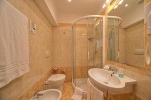 Et badeværelse på Dipendenza Hotel Galileo
