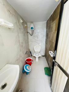 Bilik mandi di Rudraksh Homestay