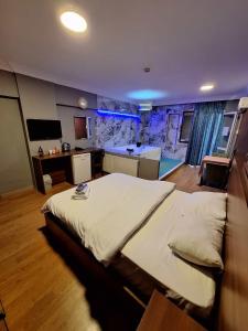 una camera da letto con un letto grande in una stanza di Emsa Otel Maltepedeki Eviniz a Istanbul Altre 30 foto