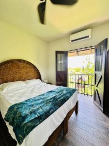 Un dormitorio con una cama y un balcón. en Quinta campestre El Molino, 5 min del centro, en Linares