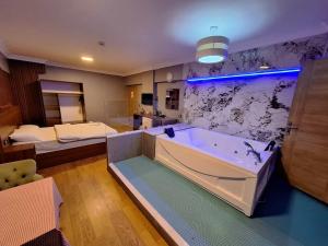 a large bathroom with a tub and a bed at Emsa Otel Maltepedeki Eviniz in Istanbul +30 photos