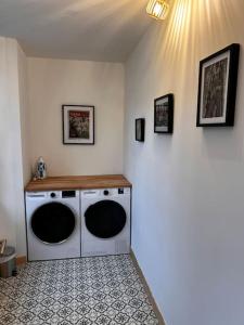 a laundry room with a washer and dryer in it at Appartement Gordon Smith en plein centre - 2 personnes in Sainte-Mère-Église