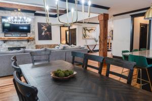 Χώρος καθιστικού στο Luxurious Lake Front Estate, Sleeps 20, Game Room and Pet Friendly