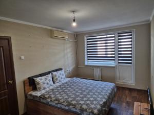 Ένα ή περισσότερα κρεβάτια σε δωμάτιο στο Центр Проспект Центральный 186 Сильпо АТБ