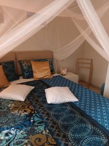 Una cama con almohadas en una habitación. en Ocean Dream BeachHouse Boa Vista, en Sal Rei