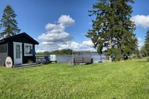 a tiny house on the shore of a lake at Badehuset, Harmoni, med privat strand in Hemnes
