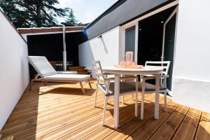 a patio with a table and chairs on a balcony at Suite D&S Luxury Room in Firminy
