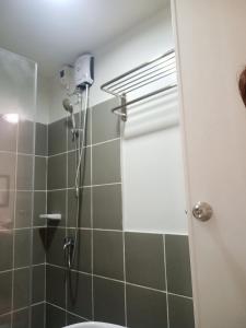 マニラにあるPrecious Florannjoeのシャワーとトイレ付きのバスルーム