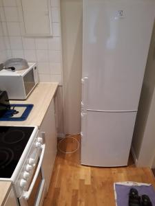 ソレンツナにあるSadel5aの白い冷蔵庫と電子レンジのあるキッチン
