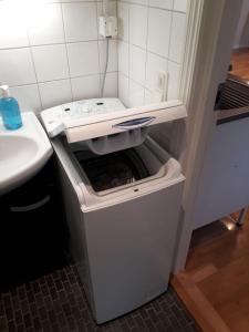 ソレンツナにあるSadel5aのシンクの横にドアが開いたままの小型冷蔵庫