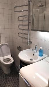 ソレンツナにあるSadel5aの白いトイレと洗面台のあるバスルーム