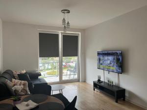 Televízia a/alebo spoločenská miestnosť v ubytovaní BTS Apartaments - Apartamenty Blisko Morza
