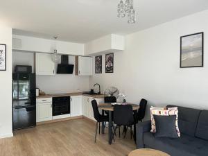 Kuchyňa alebo kuchynka v ubytovaní BTS Apartaments - Apartamenty Blisko Morza