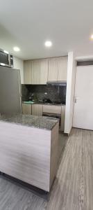 una cocina con encimera y refrigerador en Apto central en BOGOTÁ 2, en Bogotá