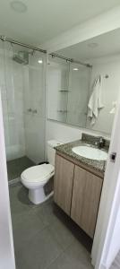 Un baño con inodoro, lavabo y ducha. en Apto central en BOGOTÁ 2, en Bogotá
