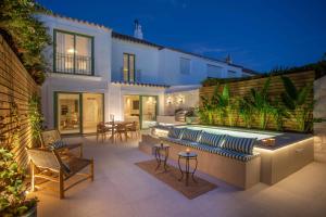 Πισίνα στο ή κοντά στο VACATION MARBELLA I Casa Savia, Private Heated Pool, Luxury interiors, 10min walk to the Beach