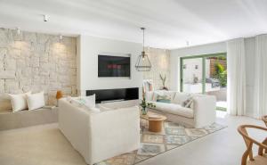 Χώρος καθιστικού στο VACATION MARBELLA I Casa Savia, Private Heated Pool, Luxury interiors, 10min walk to the Beach