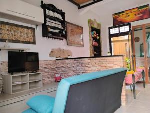 a living room with a couch and a tv at Casa vacanze Costa Verde, Guspini, Sardegna in Guspini