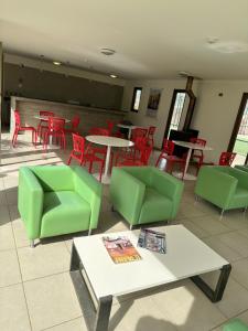 Acogedor Dpto Algarrobo Norte Home Office Wifi Piscinas Hidromasaje的休息区