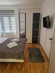 Postel nebo postele na pokoji v ubytování Apartman Tri S