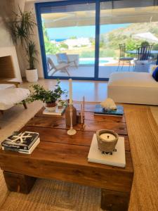 スーニオにあるVilla Solarisのリビングルーム(木製コーヒーテーブル付) +92枚の写真