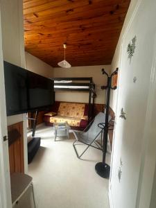 a small room with a bunk bed and a television at Appartement à la montagne in Mont-Dore