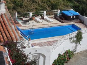 une piscine sur le côté d'une maison dans l'établissement Cortijo Grande Studio, à Rubite