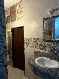 un bagno con lavandino e specchio di Casa Mojo - 1 Bedroom modern House a Dahab