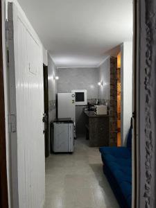 un corridoio che conduce a una cucina con frigorifero di Casa Mojo - 1 Bedroom modern House a Dahab