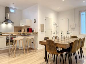 Kuchyňa alebo kuchynka v ubytovaní Appartement luxe Cannes centre à côté du Palais + 6 fotografií