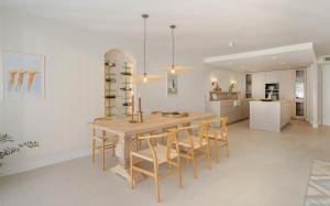 Η κουζίνα ή μικρή κουζίνα στο VACATION MARBELLA I Casa Savia, Private Heated Pool, Luxury interiors, 10min walk to the Beach