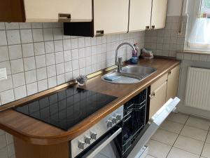 Kuchyň nebo kuchyňský kout v ubytování Linnemanns Gaestehaus
