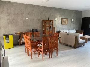 a living room with a table and chairs and a couch at Casa em Condomínio com Piscina Privativa in Juquei