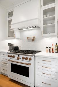 Nhà bếp/bếp nhỏ tại Luxury Home - 5 min from airport, 15 to downtown