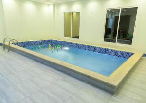 Bazén v ubytování Wow Hotel Jeddah nebo v jeho okolí
