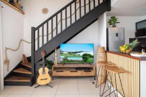 TV a/nebo společenská místnost v ubytování Exceptionnel ! Appartement 2 chambres vue sur le lagon