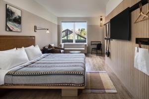 A bed or beds in a room at Moxy Boulder
