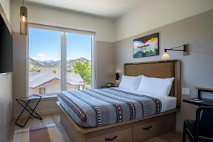 A bed or beds in a room at Moxy Boulder