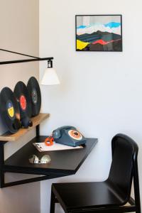 A seating area at Moxy Boulder