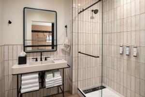 A bathroom at Moxy Boulder