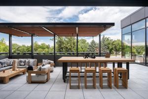 A seating area at Moxy Boulder