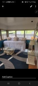 un soggiorno con un letto e un tavolo di River cottage a New Port Richey